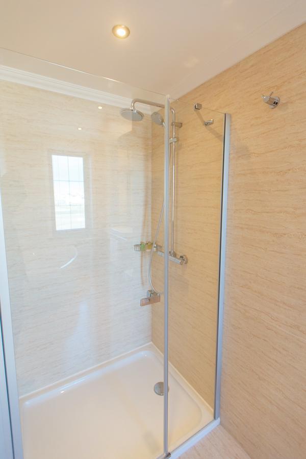 Sultan Palace Hotel Atyraū Exterior foto A shower door