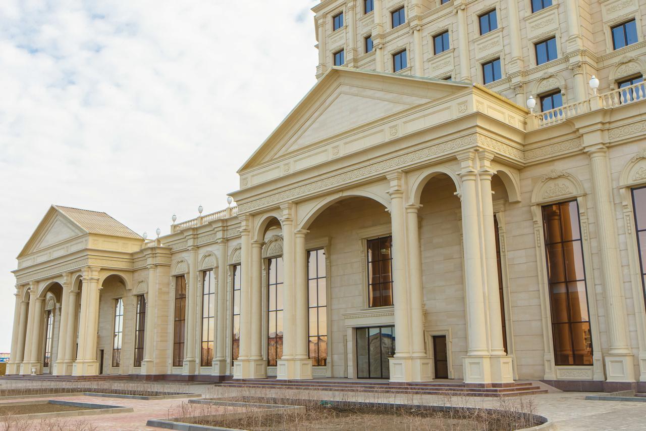 Sultan Palace Hotel Atyraū Exterior foto The main entrance of the university