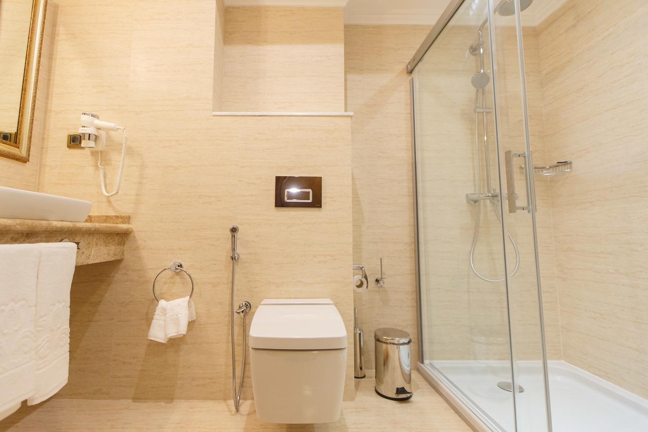 Sultan Palace Hotel Atyraū Exterior foto A modern bathroom