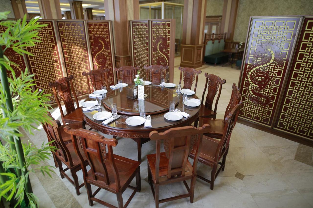 Sultan Palace Hotel Atyraū Exterior foto A round table with chairs