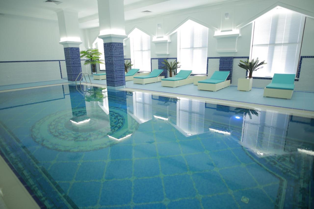 Sultan Palace Hotel Atyraū Exterior foto A swimming pool